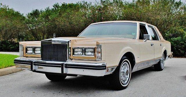 <p>Lincoln Town Car</p>
