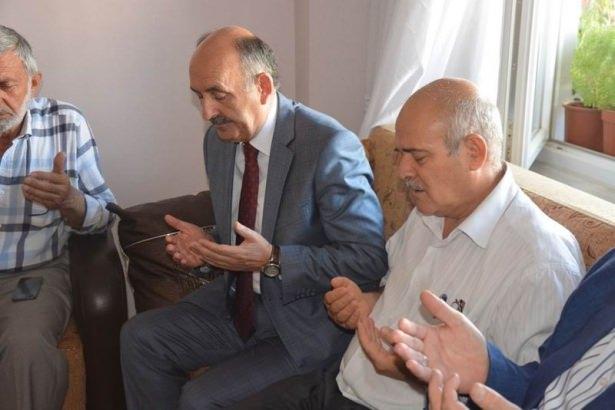 <div>Şehit babasının koluna giren bakanların ve herkesin ağladıkları görüldü.</div>
<div> </div>