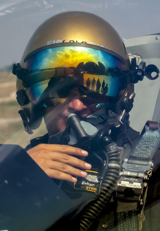 <p>Vatandaşlar bunu selamlama olarak biliyor" diye konuştu. <br />
Erhan Günar, gösteriyi alçak irtifada yaptıkları ve düşük hızda gittikleri için pilot üzerinde aşırı yük oluştuğunu dile getirdi. Bunu "G etkisi" olarak adlandırdıklarını söyleyen Günar, şöyle konuştu:</p>
