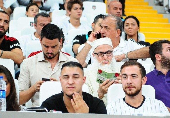 <p>Maç öncesi Yasin-i şerif okurken görüntülenen Hasan Şişmanoğlu oğlu Ömer'in futbola başladığı yıllarda antrenörlüğünü yapmıştı.</p>
