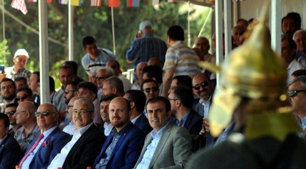 <p>Ya Hak derken adaleti düşünecek, doğruluğu düşünecek. Dosdoğru olmayı düşünecek. İşte onun için bu geleneksel sporlarımız, birer spor <br />
olmanın ötesinde gerçekten her biri ciddi birer terbiye kurumudur. </p>
