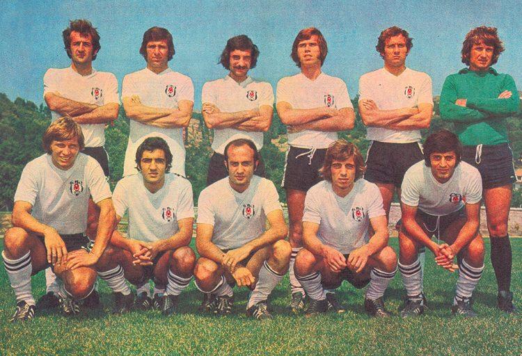 <p>BEŞİKTAŞ 1973-1974</p>

<p>Soldan sağa</p>

<p><strong>Ayaktakiler:</strong> Dorde Milic, Mesut Şen, Vedat Okyar, Niko Kovi, Necmi Perekli, Sabri Dino.</p>

<p><strong>Oturanlar:</strong> Zekeriya Alp, Bülent Albal, Sanlı Sarıalioğlu, Atakan Aksu, Ahmet Börtücene.</p>
