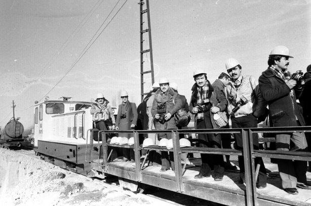 <p>1982 yılında Başbakan Ulusu'nun Ayaş Tüneli'ndendeki incelemelerine AA foto muhabirleri İlhan Kuyucu (sağ 3), Kubilay Çalıkoğlu (sağ 4), Turgut Mantar (solda) da katılmıştı.</p>
