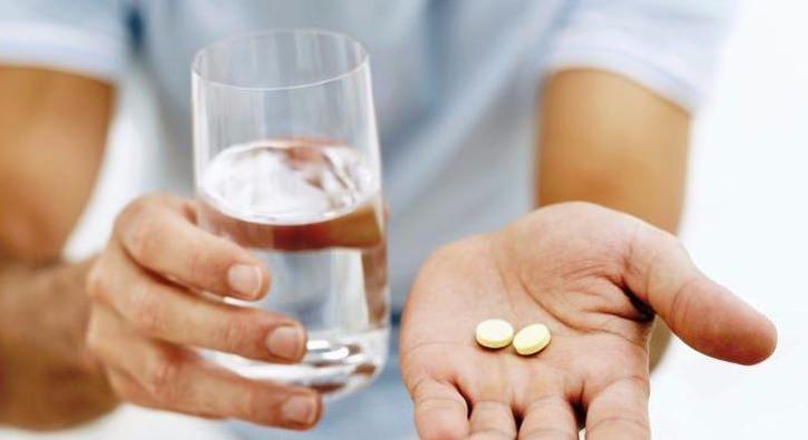 <p>İlaçların doktor önerisi dışında kesilmesi de yapılan bir başka hatadır. Bu durumda da dirençli ve aşırı tansiyon yükselmeleri sonucu kalp krizi ve beyin kanaması riski artıyor" dedi. </p>