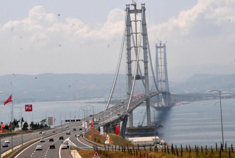 <p>Osmangazi Köprüsü’ne tatil için Ege Bölgesi'ne giden tatilciler ilgi gösteriyor. Cumhurbaşkanı Recep Tayyip Erdoğan ile Başbakan Binali Yıldırım tarafından dün açılışı yapılan Osmangazi Köprüsü, araç trafiğine açıldı. Bu nedenle gişelerde beklemeksizin transit geçiş yapan sürücülerden bazıları, zaman zaman köprü giriş ve çıkışlarında da araçlarını durdurarak hatıra fotoğrafı çekiyor.</p>
<p> </p>