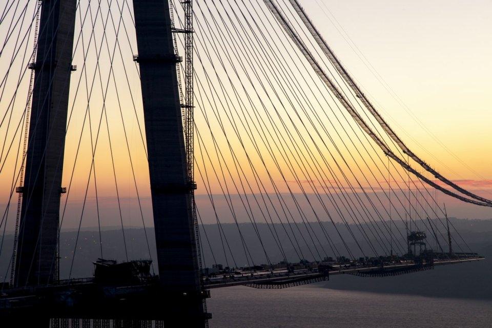 <p>İstanbul trafiğinin büyük ölçüde rahatlamasını sağlayacak olan 3. köprü inşaatı, daha önce açıklandığı üzere mayıs ayında tamamlanacak. </p>
