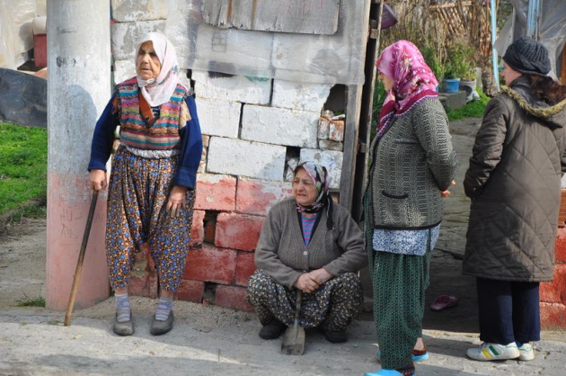 <p>Kırklareli'nin Lüleburgaz ilçesinde ilginç bir olay yaşandı. 85 yaşındaki kadının yanan evini södürmeye gelen itfaiye erleri gözlerine inanamadı.</p>