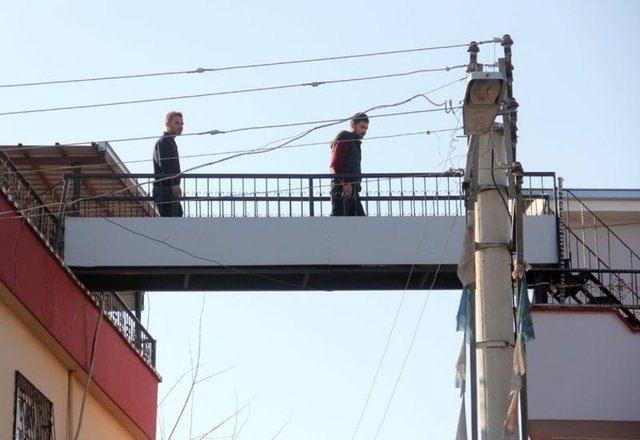 <p>3 bin lira para harcayarak üst geçit yaptırdığını ancak buna değdiğini söyleyen Necmettin Afşin, "Oğlum ve gelinim hem yorulmasın hem de altta kahvehane olduğu için ulaşımı kolaylaştırmak isterken üst geçit yaptırma fikri doğdu. Kimseden örnek almadım kendim düşündüm ve yaptırdım. Şimdi çok güzel oldu" dedi.</p>