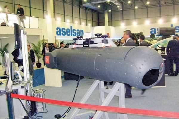 <p>ASELPOD çift dalga boyunda çalışan ASELSAN tasarımı diyot pompalı lazer kullanmaktadır. Göze zararsız 1570nm ve savaş modunda kullanılabilen 1064nm dalga boylarında çalışan Lazer Birimi ile yüksek irtifalarda hassas menzil bilgisi sağlanabilmektedir. Lazer Birimi ile NATO PRF kodları kullanılarak hedefler işaretlenebiliyor.</p>
<p> </p>