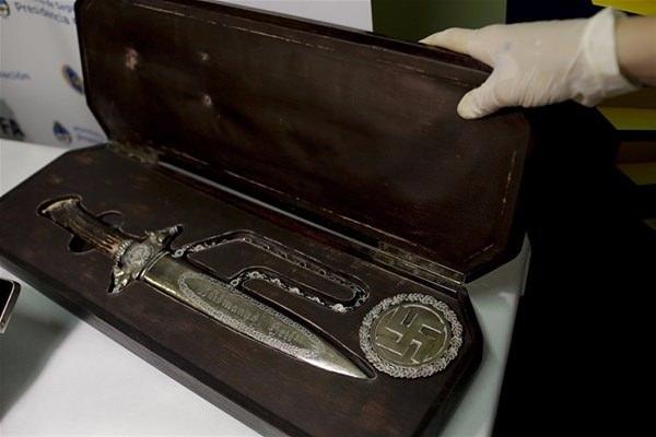 <p>Buenos Aires yakınlarındaki Beccar isimli bir semtte bir koleksiyoncunun evindeki gizli bir odada Nazilere ait eşyalar bulundu.<br />
 </p>
