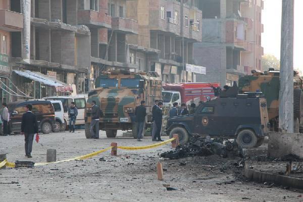 Hakkari'nin Şemdinli ilçesinde 1 kişinin ölümü, 18 kişinin de yaralanmasına neden olan patlamanın şiddeti, hava aydınlanınca ortaya çıktı.
