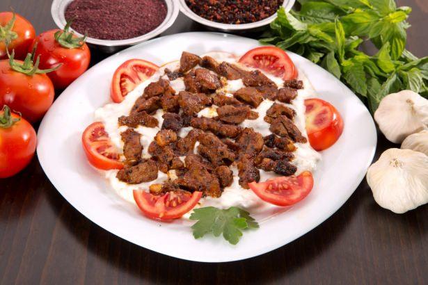 <p><strong>Ne yemeli: </strong>Yörenin zahmetli yemeği yuvalama en başta tadılması gereken lezzetlerden. Alinazik kebap bir başyapıt. Onun dışında fıstıklı kebap gibi diğer kebaplar, zamanı gelince taze sarmısakla yapılan lahmacun, kaymaklı katmer, bütün baklava ve sarmalar üst düzey. Bir tek küşlemeyle bile zirveye oynamaya aday bir şehir. </p>
