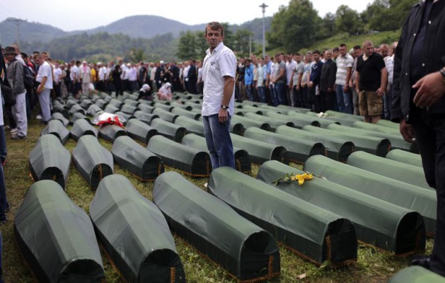 <p>Avrupa'da, İkinci Dünya Savaşı'nın ardından yaşanan en büyük insanlık trajedisi olarak kabul edilen ve 8 bin 372 Boşnak erkeğin katledildiği Srebrenitsa soykırımının 18. yıl dönümü kapsamında Potoçari Anıt Mezarlığı'nda gerçekleştirilen törende, 409 kurbanın cenazesi, kılınan namazın ardından gözyaşları arasında toprağa verildi</p>
