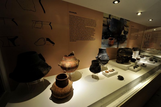<p>Müzede, Kapadokya'nın 11 bin yıllık tarihinin birbiriyle koridorlarla bağlanan 6 teşhir salonunda sergilendiğini anlatan Demir, şunları ifade etti:</p>