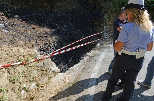 İtalya'da gerçekleştirilen bir ralli büyük bir trajediye sahne oldu. Yoldan çıkan araç yanarak kül oldu. Aracın içinde bulunan 10 yıldır beraber yaşayan nişanlı çift yani pilot ve yardımcısı yanarak feci şekilde can verdi.