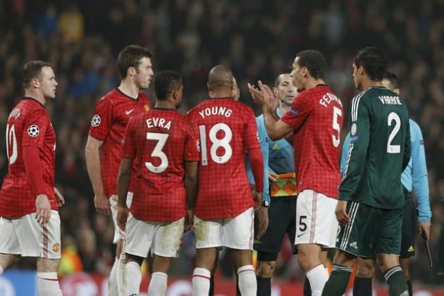 Sir Alex Ferguson'un parmağıyla Çakır'a işaret ettiği görülürken, Rio Ferdinand alay eder şekilde Çakır'ın suratına alkış tuttu. Manchester United'da 26 yıldır görev yapan Ferguson, kariyerinde ilk defa bir maçın ardından basın toplantısına yardımcısını gönderdi. 