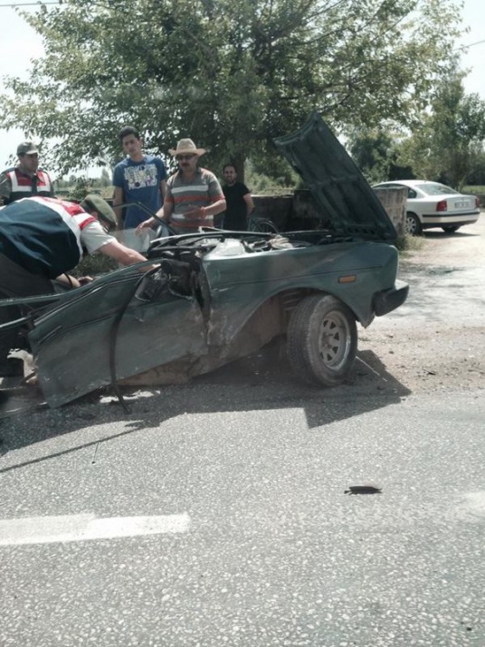 İki otomobilin çarpıştığı kazada, ortadan bölünen aracın sürücü hafif yaralandı.