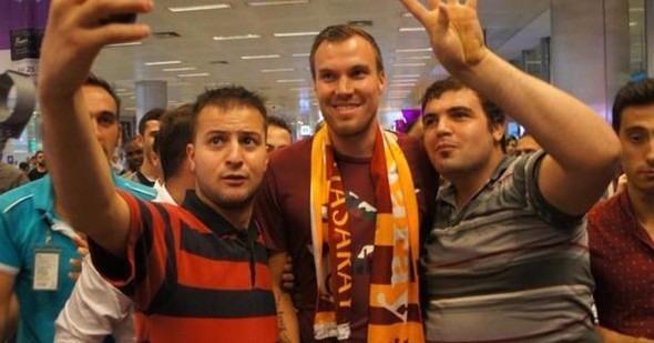 <p><strong>KEVIN GROSSKREUTZ - KONTRAT YERİNE BOŞ SAYFALAR </strong></p>

<p> </p>

<p>Galatasaray, Alman futbolcu Kevin Grosskreutz için Dortmund ile anlaştı. Grosskreutz, Türkiye'ye geldi, taraftarla fotoğraflar çektirdi. Dortmund evrakları doğru biçimde FIFA sistemine yükledi ancak Galatasaray kontrat yerine boş sayfalar yükledi. Galatasaray, transferin geçerli sayılması için FIFA'ya başvurdu ancak FIFA reddetti.</p>
