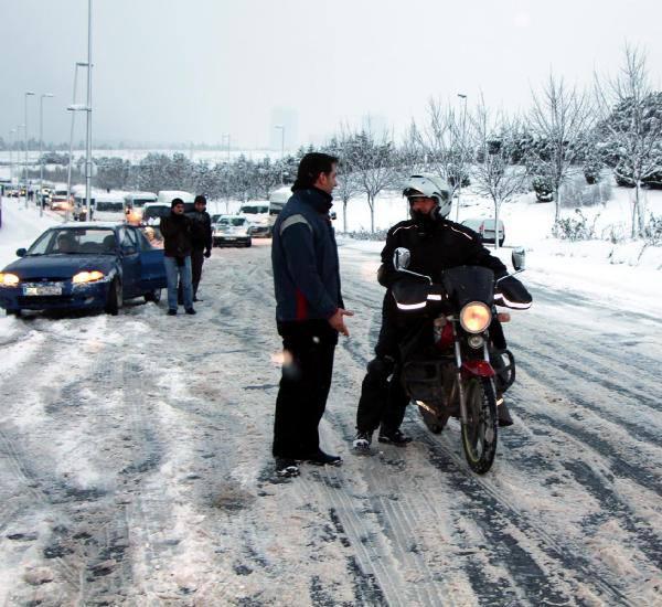 İstanbul'da etkili olan kar yağışı özellikle sürücülere zor anlar yaşattı.