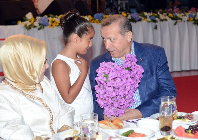 <p><span>İftara eşi Emine Erdoğan ile birlikte gelen Başbakan Recep Tayyip Erdoğan'a küçük bir kız çocuğu çiçek verdi.</span></p>
<div><span><br /></span></div>
