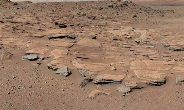 <p>NASA’nın Mars’taki Curiosity (Merak) isimli keşif aracı, 154 kilometre genişliğindeki Gale kraterinin milyonlarca yıl önce suyla dolu bir göl olabileceğini kanıtlayan yer şekillerini fotoğrafladı.</p>