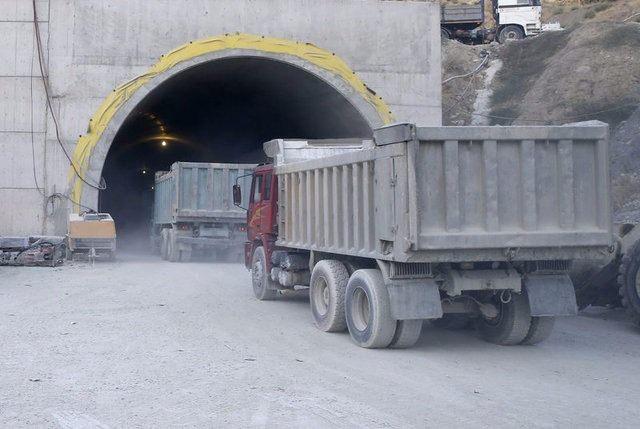 <p>Tünelle kış aylarında yaşanan ulaşım sorunlarının ortadan kalkması, yüksek maliyetli bakım ve işletme giderleri ile zamandan tasarruf sağlanması öngörülüyor.</p>
<p> </p>