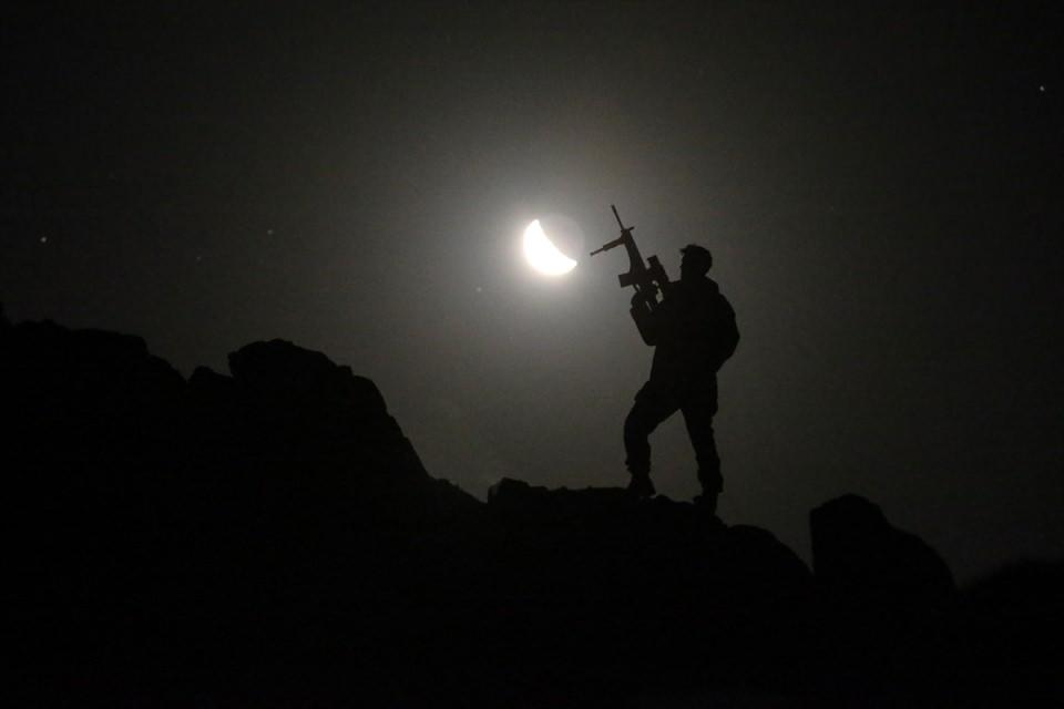 <p><strong>Teröristlerin kullandığı mağaraya komandolardan operasyon</strong></p>
<p>Türkiye'nin en yüksek üs bölgelerinden biri olan İkiyaka Dağları'ndaki 3 bin 400 metre rakımlı Düztepe'de görevli komandolar, teröristlerin kullandığı bir mağaraya operasyon düzenledi.</p>