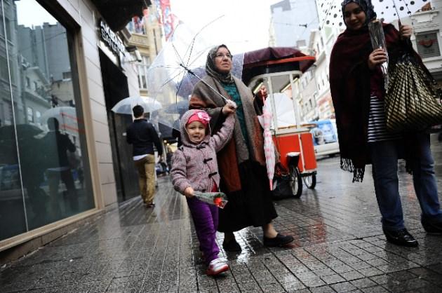 G&uuml;n i&ccedil;erisinde İstanbul genelinde zaman zaman etkisini arttıran yağış nedeniyle oluşan su birikintileri s&uuml;r&uuml;c&uuml; ve yayalara zor anlar yaşattı. Trafik ışıklarının olduğu b&ouml;lgelerde oluşan su birikintileri nedeniyle yaya vatandaşlar zor anlar yaşadı.