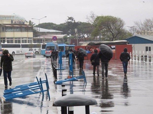 <p>Haftanın ilk iş gününde okul ve iş yerlerine gitmek isteyen İstanbullular, olumsuz hava koşulları nedeniyle yoğunlaşan trafikte zor anlar yaşadı.</p>
<p> </p>