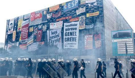 <p>Tomalandım da duruldum Koştum ardından yoruldum Binlerce polis gördüm de Geldim sana vuruldum </p>