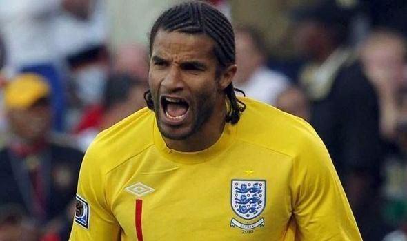 <p>David James<br />
<br />
İngilizlerin efsane kalecisi James bilgisayar oyunu oynarken baş parmağından sakatlanmış ve sahalardan uzak kalmıştı.</p>