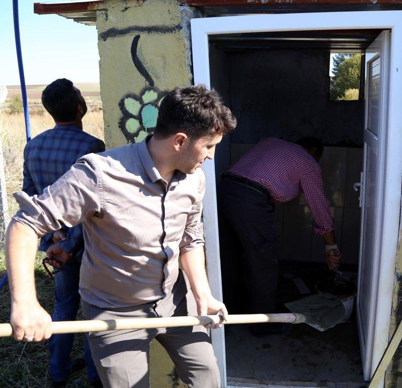 <p>Yapılan çalışmalardan duyduğu memnuniyeti dile getiren Koçak, "Öğretmenin yaptığı çalışmalar bizi çok sevindirdi, biz de yardımcı olduk. Bizim çocuklarımız için çalışıyor" dedi.<br />
Erdoğan Öz ise Gümüş'ün köye geldiğinde okulun mevcut şartlarında eğitimin yapılamayacağını söylediğini ve kendilerinden yardım istediğini dile getirerek, "Biz de elimizden geldiği kadar yardımcı olmaya çalıştık. Sağ olsun bize öncü oldu" şeklinde konuştu.</p>
