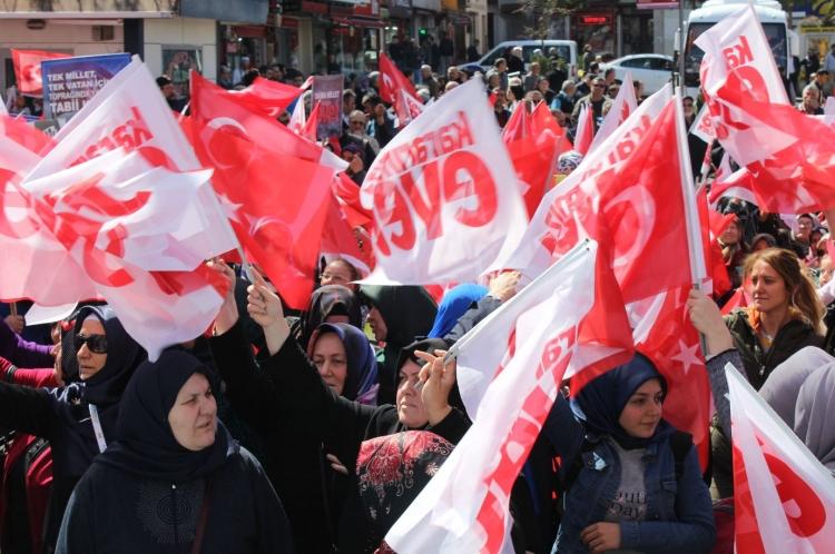 <p>Kaya'nın siyasi duruşu, Ak Parti Kadın Kolları'nda da büyük destek gördü. </p>
