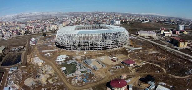 <div>Sivas'ta 18 Haziran 2012'de ihalesi yapılan ve 25 Mayıs 2013'te temeli atılan 25 bin seyirci kapasiteli yeni statta çalışmalar, kış şartlarına rağmen devam ediyor.</div>