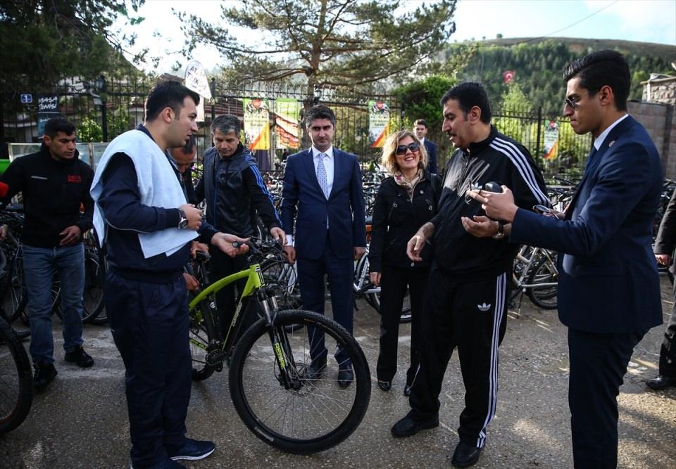<p>Müezzinoğlu, bisiklet turunun ardından yaptığı açıklamada, güzel bir havada sabah sporu yaptıklarını, 11 kilometrelik güzergahı tamamladıklarını belirterek, katılanlara teşekkür etti.</p>

<p> </p>
