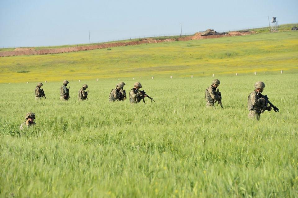 <p>Mardin'in Nusaybin ilçesi kırsalından Suriye'ye kaçmaya çalışan, aralarında terör örgütü PKK'nın 2 elebaşısının da bulunduğu 18 terörist silahlarıyla etkisiz hale getirildi.</p>
<p> </p>