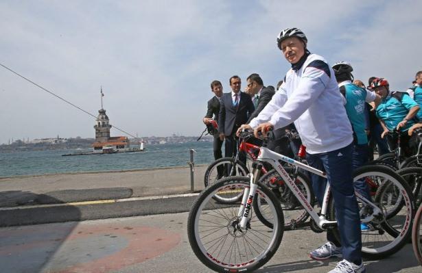 <p><strong><span style="color:#FFFFFF">Erdoğan, "Bisiklet olayında aslında dünyadaki birçok ülke gibi, Batılı ülkeler gibi, bisikleti henüz sevdirebilmiş değiliz. Bisiklet noktasında altyapımızı da iyi yaptık diyemeyiz, bunda da çok başarılıyız diyemeyiz. </span></strong></p>
