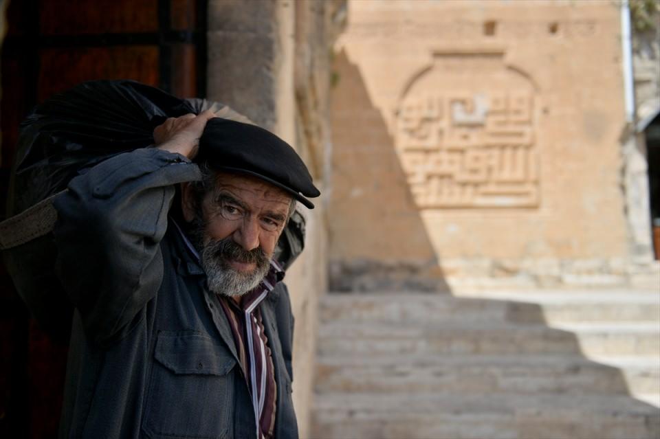 <p>Yamaca kurulmuş Mardin'in dar sokaklarındaki dik merdivenlerinde 60 yıldır sırtında yük taşıyan 82 yaşındaki Hıdır Gülcanoğlu, ilerlemiş yaşına rağmen ekmek parası için çalışmaya devam ediyor. </p>
