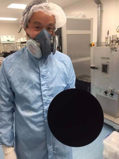 <p>Üstüste binmiş bir daireye benzeyebilir, ancak bu aslında Vantablack S-VIS'de kaplanmış yuvarlak bir nesne</p>

<p> </p>
