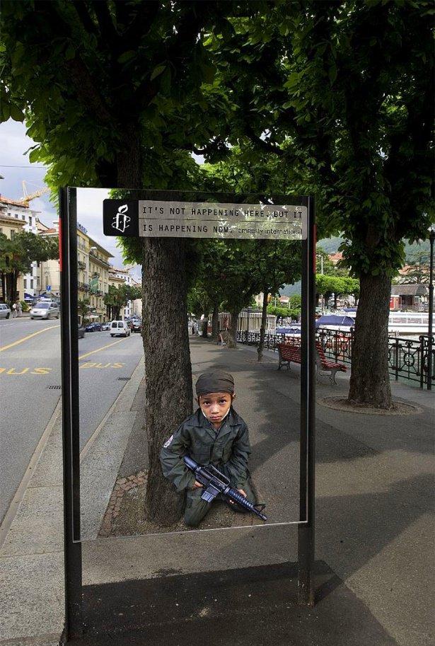 <p>Burada olmuyor, ama şu anda oluyor</p>
<p>Çocuk Askerler konusuna dikkat çeken bir kampanya.</p>