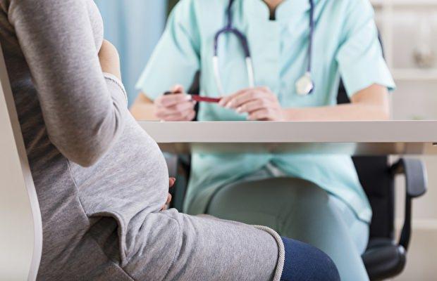 <p>Toplumda kanserin sıklıkla görünmesi, evlenme yaşının ilerlemesi ve iş yaşamı kadınları gebelikle kanser arasında bırakıyor. Henüz çocuk sahibi olmayan kadınlarda türüne göre hormonal veya cerrahi yöntemle kanserli bölge alınıyor. Peki kanser ile bebek bir arada olabilir mi?</p>