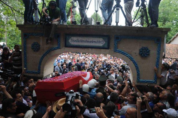 <p>9. Cumhurbaşkanı Süleyman Demirel’in doğup büyüdüğü baba ocağı Isparta’nın Atabey İlçesi’ne bağlı İslamköy’deki cenaze törenine katılmak için Türkiye’nin dört yanından binlerce kişi geldi. </p>
