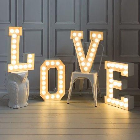 <p>Bu ışıklı harfler ev dışında dükkan ve düğünlerde dekor amaçlı kullanılabilir.</p>
