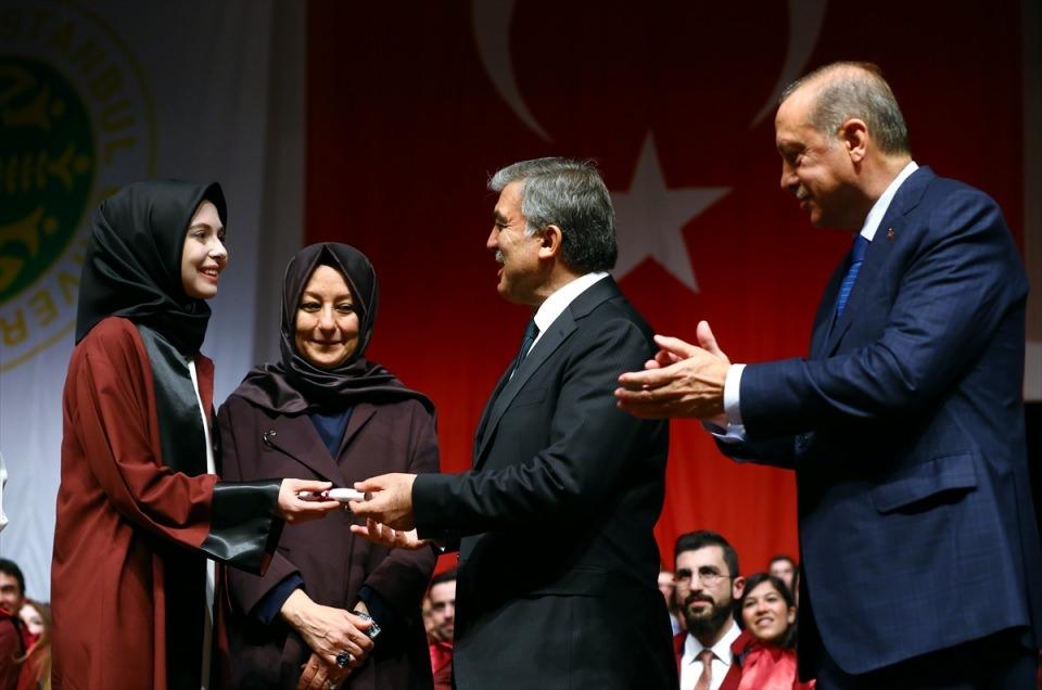 <p>Dereceye giren mezunlara diploma ve ödüllerini Cumhurbaşkanı Recep Tayyip Erdoğan verdi. Gül çifti de toplu fotoğraf çekimi için sahneye çağrıldı.</p>

<p> </p>
