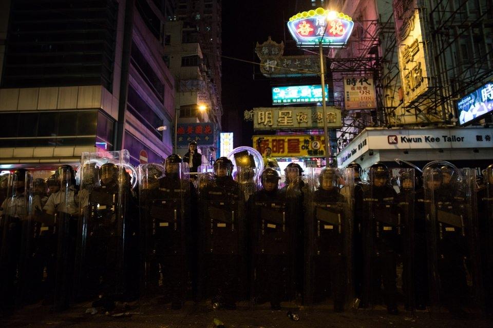 <p>Hong Kong'da, Çin Yeni Yılı kutlamalarının ardından başkentteki Mong Kok bölgesinde çıkan ayaklanmalarda Çin polisi ve göstericiler arasında arbede yaşandı. Göstericilerin sakinleştirilmesinin ardından yollarda ve araçlarda hasarlar oluştu.</p>

<p> </p>

