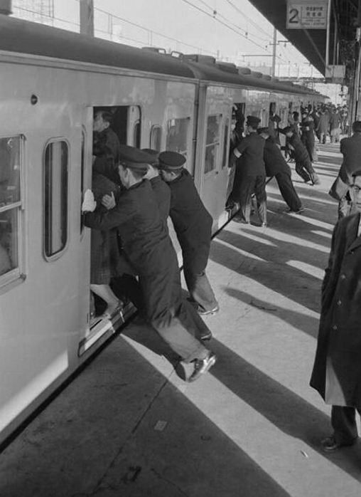 <p>Tokyo'da kondüktörler insanları trene sığdırmaya çalışıyor,1962</p>
<p> </p>