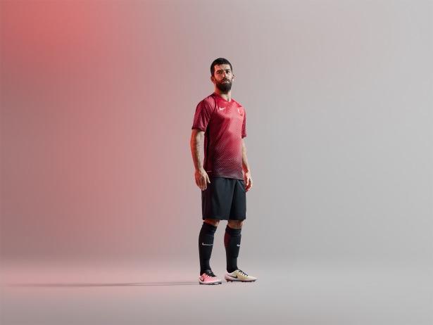 <p>Milli Futbol Takımlarımızın Nike tarafından hazırlanan yeni iç saha ve deplasman formaları bugün tanıtıldı.</p>