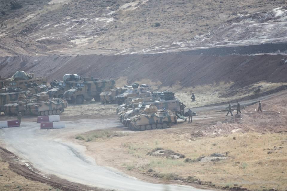 <p>Türkiye'deki çeşitli birliklerden gönderilen çok sayıda zırhlı personel taşıyıcılar ve askeri araçlar ilçedeki sınır bölgesine sevk edildi. </p>

<p> </p>

