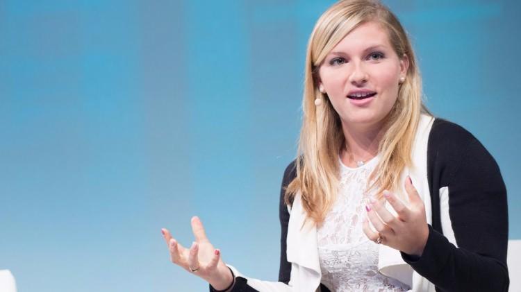 <p>Meredith Perry UBeam firmasının Ceo'su ve aynı zamanda kablosuz şarj fikrini buldu.<br />
Amerikalı milyarder iş adamı Mark Cuban, onun ürettiği fikri, katrilyon dolarlık bir fikir olarak adlandırmıştı.<br />
 Hatta prototipini görmeden onun üzerine yatırım yaptı. Marissa Mayer ise ürünün mucidi ile 15 dakika geçirdikten sonra anında yatırım yaptı.</p>

<p> </p>
