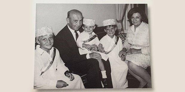 <p>Sadberk Hanım ve Vehbi Bey torunlarının sünnet düğününde. (Soldan sağa) Mustafa Koç, Vehbi Koç, Ali Koç, Ömer Koç ve Sadberk Koç.</p>

<p> </p>
